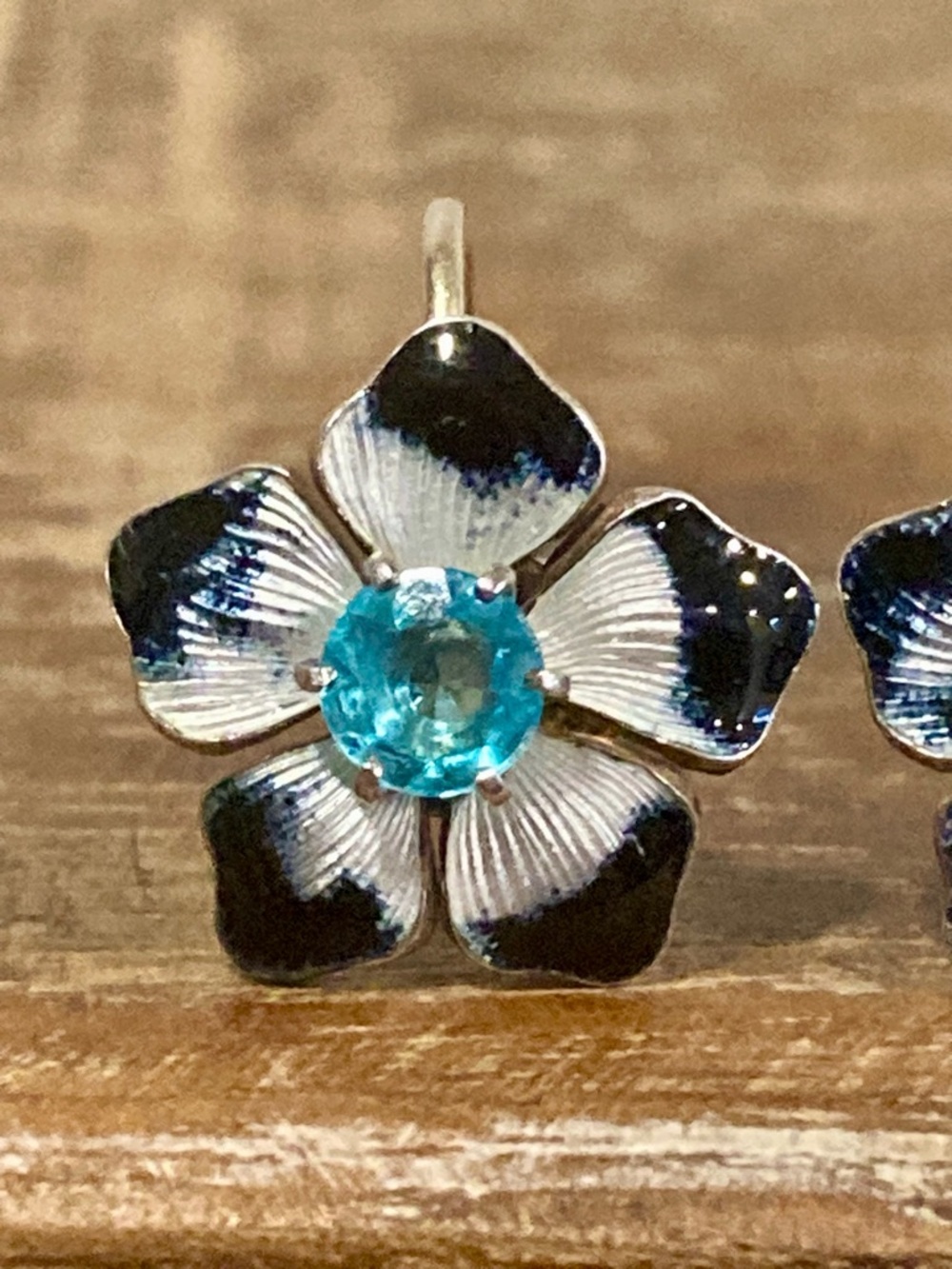 Vintage Sterling Silver Enamel Flower Earrings • Blue & White • Screw‑Back 5/8” - Picture 2 of 13